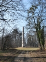 Kastélykert, obeliszk